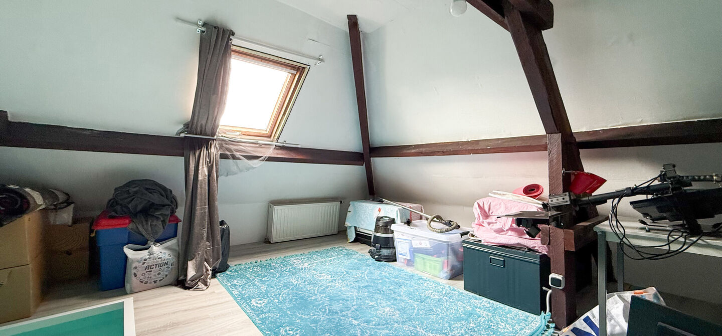 Bij ImmoFusion 7/7 “open huis”: klik op onze 3D-TOUR.
Ervaar vastgoed alsof je er zelf doorloopt!

Ontdek deze charmante halfopen woning aan de Tennisstraat 17 in Beringen, waar comfort, karakter en recente renovaties samenkomen. Dankzij de grondige v