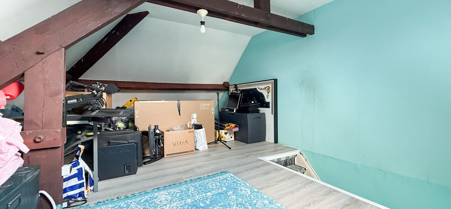 Bij ImmoFusion 7/7 “open huis”: klik op onze 3D-TOUR.
Ervaar vastgoed alsof je er zelf doorloopt!

Ontdek deze charmante halfopen woning aan de Tennisstraat 17 in Beringen, waar comfort, karakter en recente renovaties samenkomen. Dankzij de grondige v