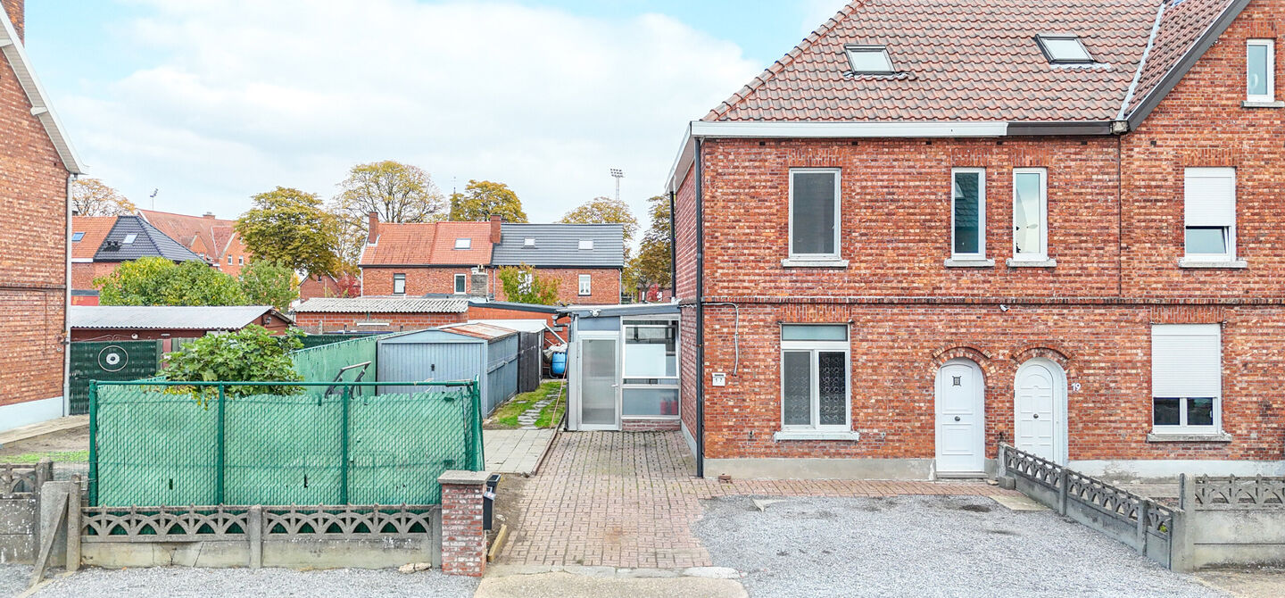 Bij ImmoFusion 7/7 “open huis”: klik op onze 3D-TOUR.
Ervaar vastgoed alsof je er zelf doorloopt!

Ontdek deze charmante halfopen woning aan de Tennisstraat 17 in Beringen, waar comfort, karakter en recente renovaties samenkomen. Dankzij de grondige v