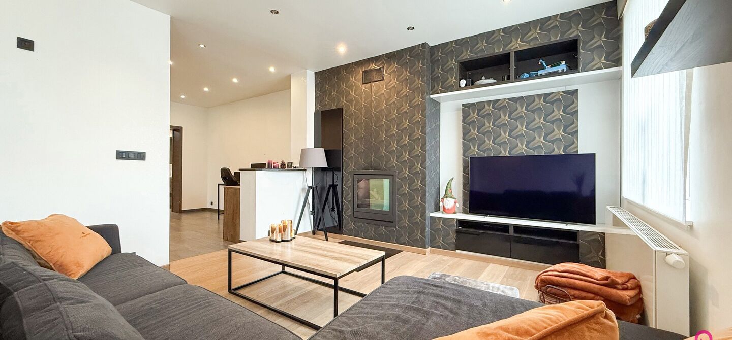 Bij ImmoFusion 7/7 “open huis”: klik op onze 3D-TOUR. Ervaar vastgoed alsof je er zelf doorloopt!

Welkom aan de Hasseltsesteenweg 171 in 3580 Beringen: hier wacht een prachtige, instapklare open bebouwing op een royaal hoek­perceel van circa 1.000 m