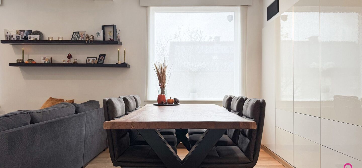 Bij ImmoFusion 7/7 “open huis”: klik op onze 3D-TOUR. Ervaar vastgoed alsof je er zelf doorloopt!

Welkom aan de Hasseltsesteenweg 171 in 3580 Beringen: hier wacht een prachtige, instapklare open bebouwing op een royaal hoek­perceel van circa 1.000 m