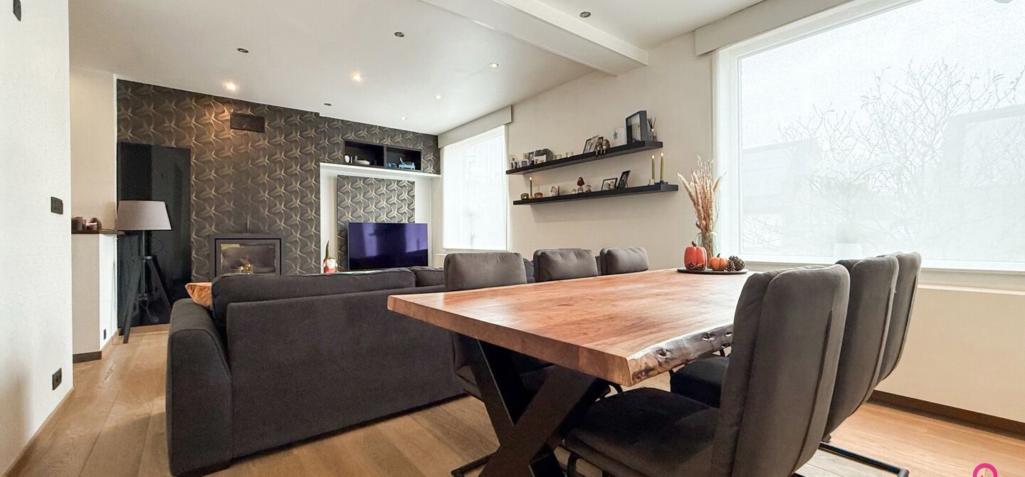 Bij ImmoFusion 7/7 “open huis”: klik op onze 3D-TOUR. Ervaar vastgoed alsof je er zelf doorloopt!

Welkom aan de Hasseltsesteenweg 171 in 3580 Beringen: hier wacht een prachtige, instapklare open bebouwing op een royaal hoek­perceel van circa 1.000 m