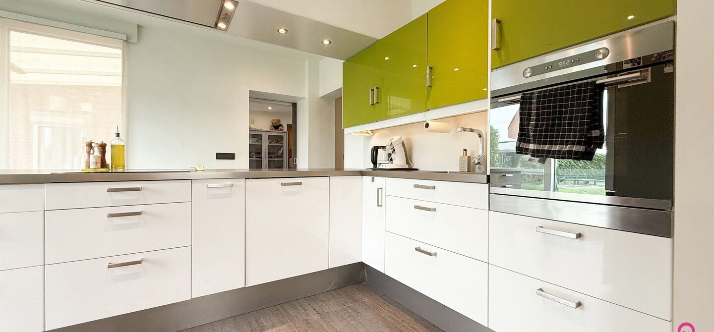 Bij ImmoFusion 7/7 “open huis”: klik op onze 3D-TOUR. Ervaar vastgoed alsof je er zelf doorloopt!

Welkom aan de Hasseltsesteenweg 171 in 3580 Beringen: hier wacht een prachtige, instapklare open bebouwing op een royaal hoek­perceel van circa 1.000 m