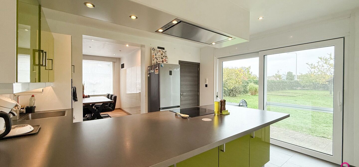 Bij ImmoFusion 7/7 “open huis”: klik op onze 3D-TOUR. Ervaar vastgoed alsof je er zelf doorloopt!

Welkom aan de Hasseltsesteenweg 171 in 3580 Beringen: hier wacht een prachtige, instapklare open bebouwing op een royaal hoek­perceel van circa 1.000 m