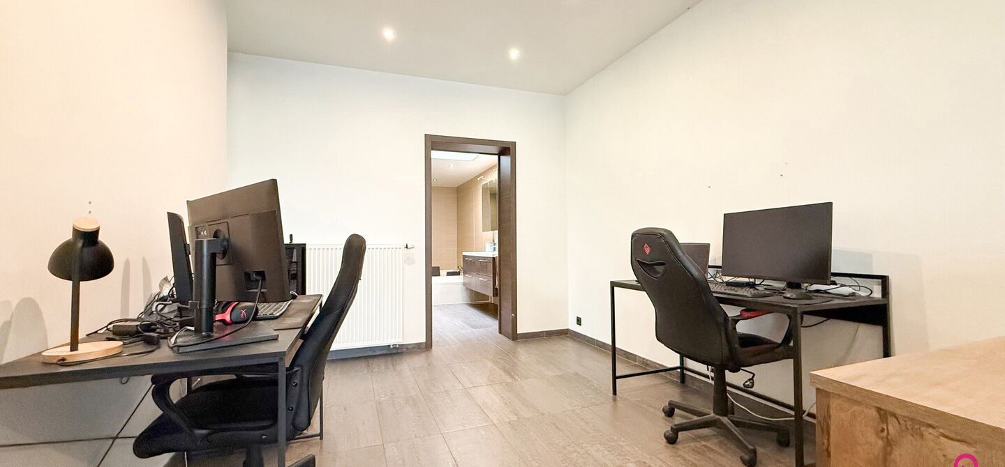 Bij ImmoFusion 7/7 “open huis”: klik op onze 3D-TOUR. Ervaar vastgoed alsof je er zelf doorloopt!

Welkom aan de Hasseltsesteenweg 171 in 3580 Beringen: hier wacht een prachtige, instapklare open bebouwing op een royaal hoek­perceel van circa 1.000 m