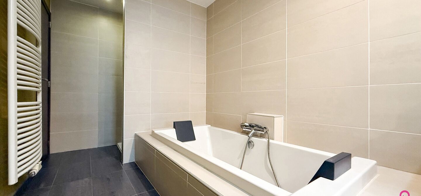 Bij ImmoFusion 7/7 “open huis”: klik op onze 3D-TOUR. Ervaar vastgoed alsof je er zelf doorloopt!

Welkom aan de Hasseltsesteenweg 171 in 3580 Beringen: hier wacht een prachtige, instapklare open bebouwing op een royaal hoek­perceel van circa 1.000 m