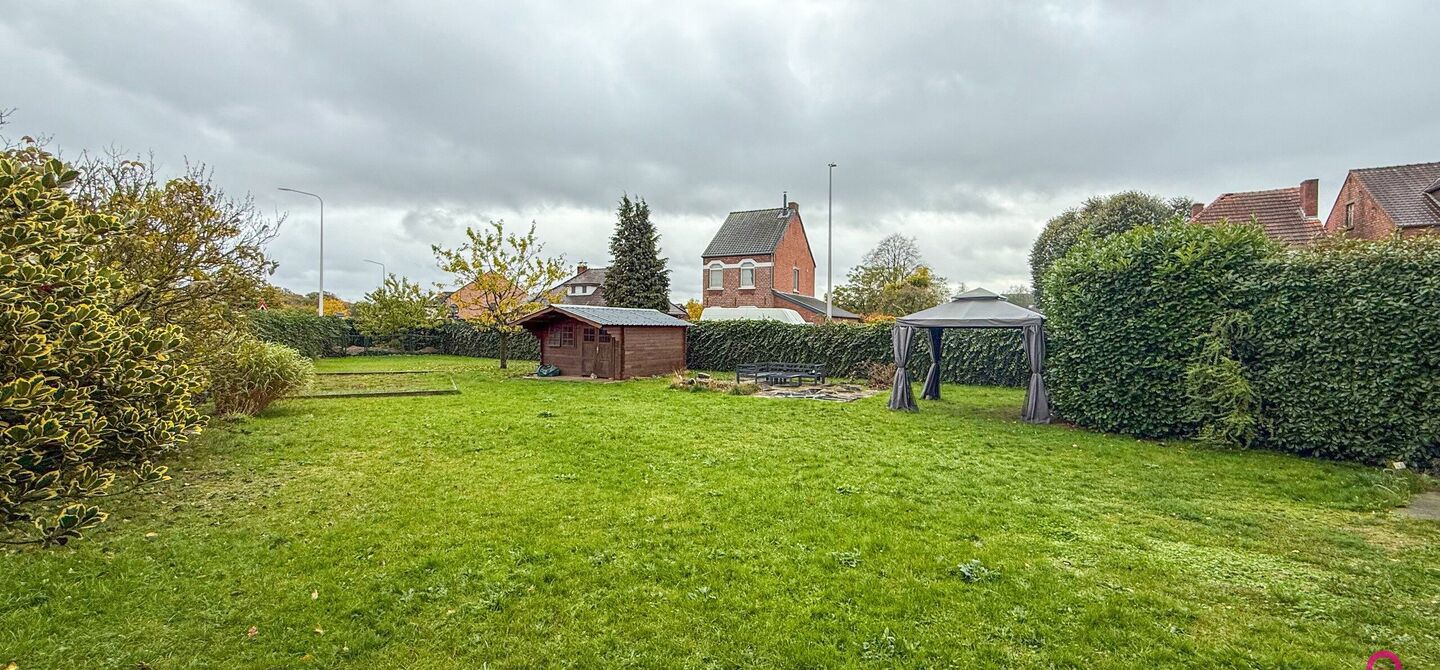 Bij ImmoFusion 7/7 “open huis”: klik op onze 3D-TOUR. Ervaar vastgoed alsof je er zelf doorloopt!

Welkom aan de Hasseltsesteenweg 171 in 3580 Beringen: hier wacht een prachtige, instapklare open bebouwing op een royaal hoek­perceel van circa 1.000 m