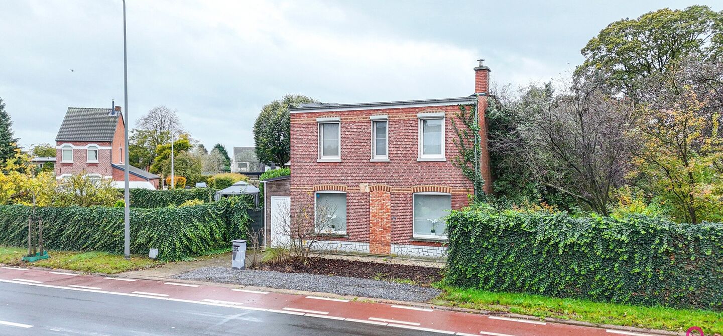 Bij ImmoFusion 7/7 “open huis”: klik op onze 3D-TOUR. Ervaar vastgoed alsof je er zelf doorloopt!

Welkom aan de Hasseltsesteenweg 171 in 3580 Beringen: hier wacht een prachtige, instapklare open bebouwing op een royaal hoek­perceel van circa 1.000 m