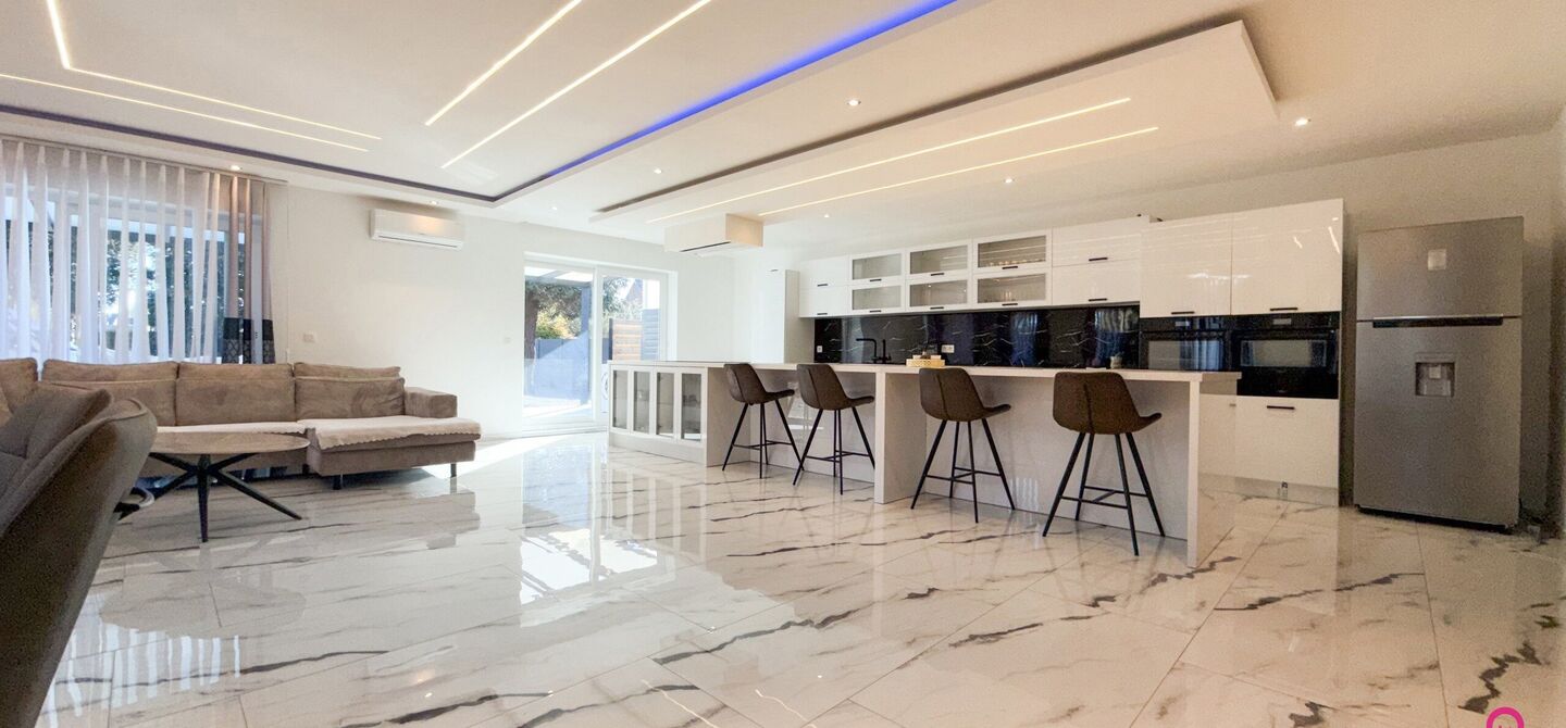 Bij ImmoFusion 7/7 “open huis”: klik op onze 3D-TOUR.
Ervaar vastgoed alsof je er zelf doorloopt!

Ontdek deze indrukwekkende open bebouwing in de Tervantstraat 198 te Paal, een woning die in 2025 een volledige transformatie kreeg en vandaag bijna als