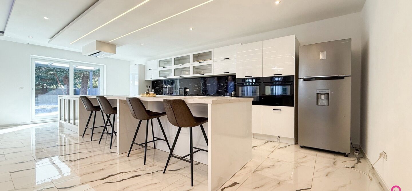 Bij ImmoFusion 7/7 “open huis”: klik op onze 3D-TOUR.
Ervaar vastgoed alsof je er zelf doorloopt!

Ontdek deze indrukwekkende open bebouwing in de Tervantstraat 198 te Paal, een woning die in 2025 een volledige transformatie kreeg en vandaag bijna als