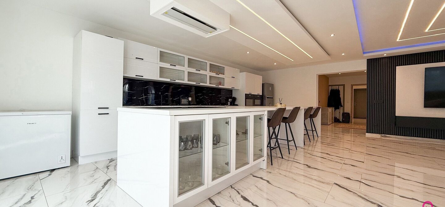 Bij ImmoFusion 7/7 “open huis”: klik op onze 3D-TOUR.
Ervaar vastgoed alsof je er zelf doorloopt!

Ontdek deze indrukwekkende open bebouwing in de Tervantstraat 198 te Paal, een woning die in 2025 een volledige transformatie kreeg en vandaag bijna als