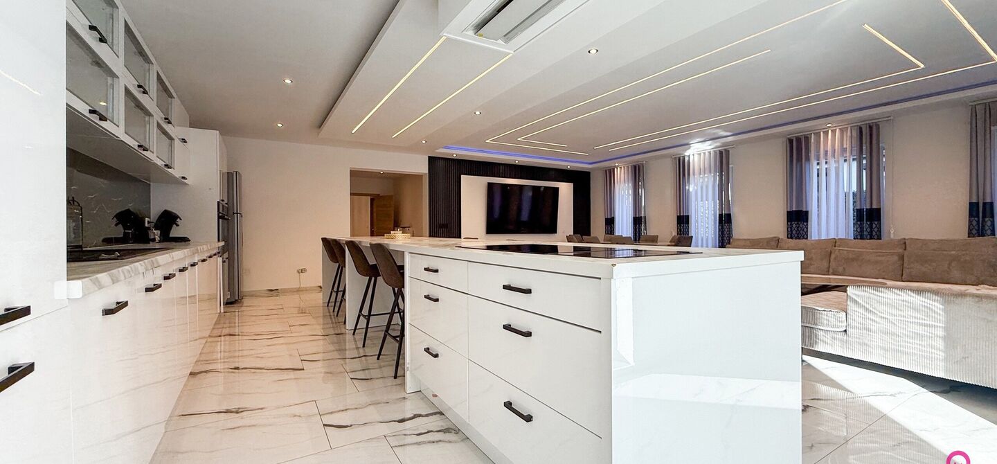 Bij ImmoFusion 7/7 “open huis”: klik op onze 3D-TOUR.
Ervaar vastgoed alsof je er zelf doorloopt!

Ontdek deze indrukwekkende open bebouwing in de Tervantstraat 198 te Paal, een woning die in 2025 een volledige transformatie kreeg en vandaag bijna als