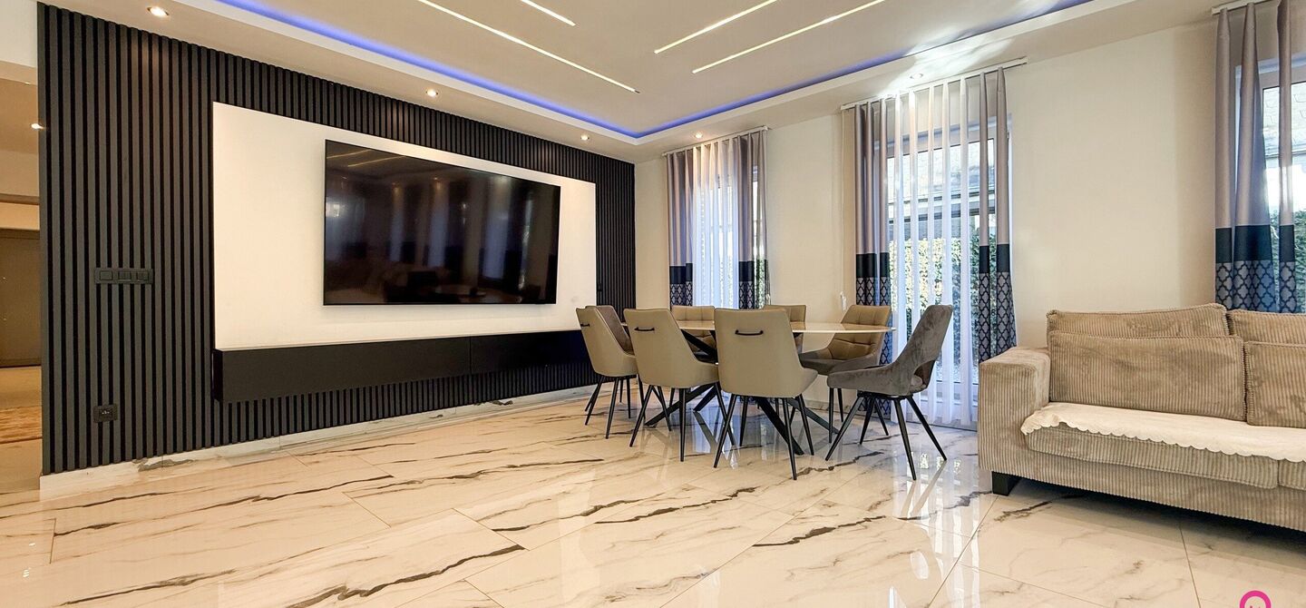 Bij ImmoFusion 7/7 “open huis”: klik op onze 3D-TOUR.
Ervaar vastgoed alsof je er zelf doorloopt!

Ontdek deze indrukwekkende open bebouwing in de Tervantstraat 198 te Paal, een woning die in 2025 een volledige transformatie kreeg en vandaag bijna als