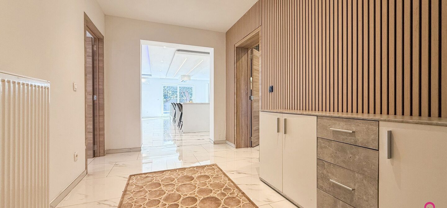 Bij ImmoFusion 7/7 “open huis”: klik op onze 3D-TOUR.
Ervaar vastgoed alsof je er zelf doorloopt!

Ontdek deze indrukwekkende open bebouwing in de Tervantstraat 198 te Paal, een woning die in 2025 een volledige transformatie kreeg en vandaag bijna als