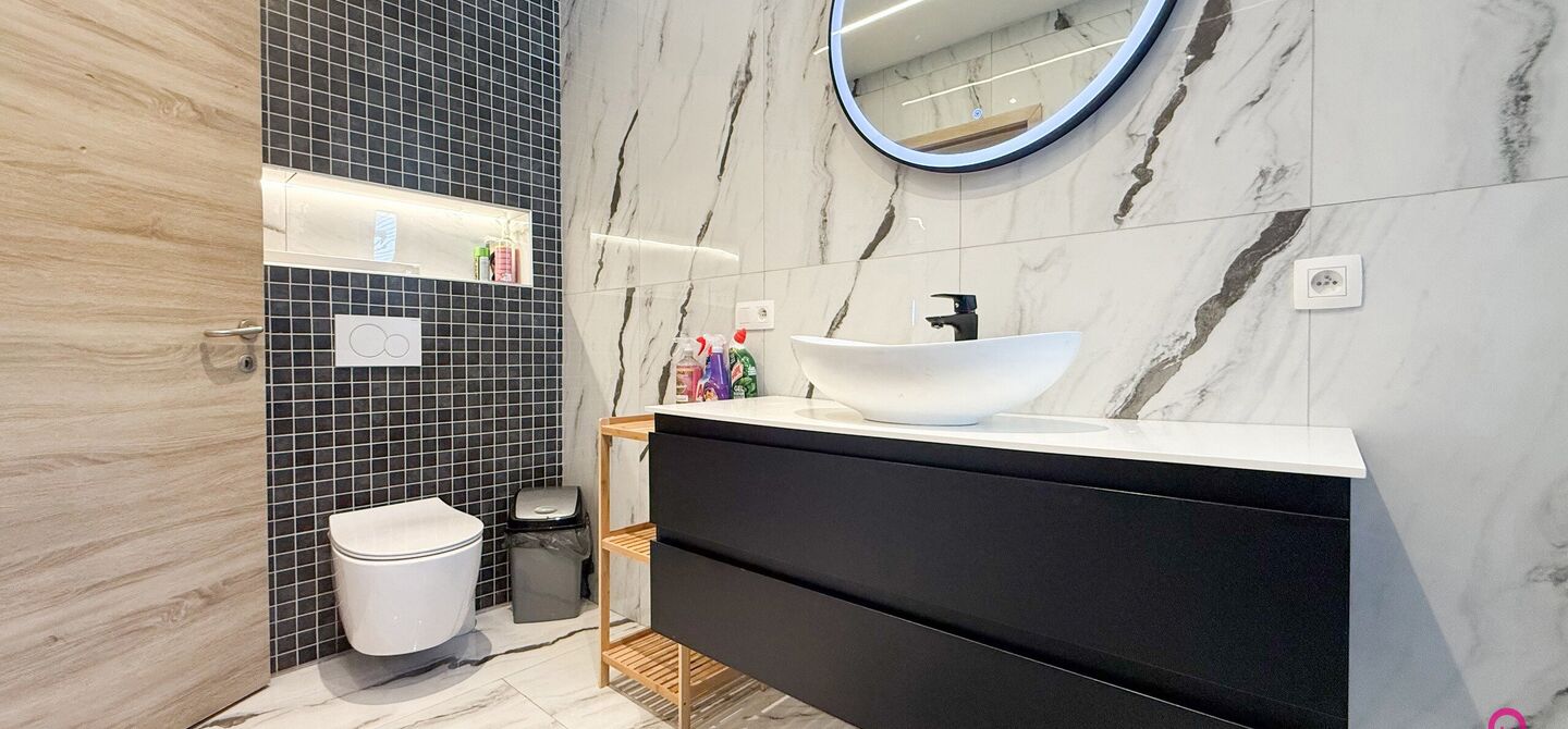 Bij ImmoFusion 7/7 “open huis”: klik op onze 3D-TOUR.
Ervaar vastgoed alsof je er zelf doorloopt!

Ontdek deze indrukwekkende open bebouwing in de Tervantstraat 198 te Paal, een woning die in 2025 een volledige transformatie kreeg en vandaag bijna als