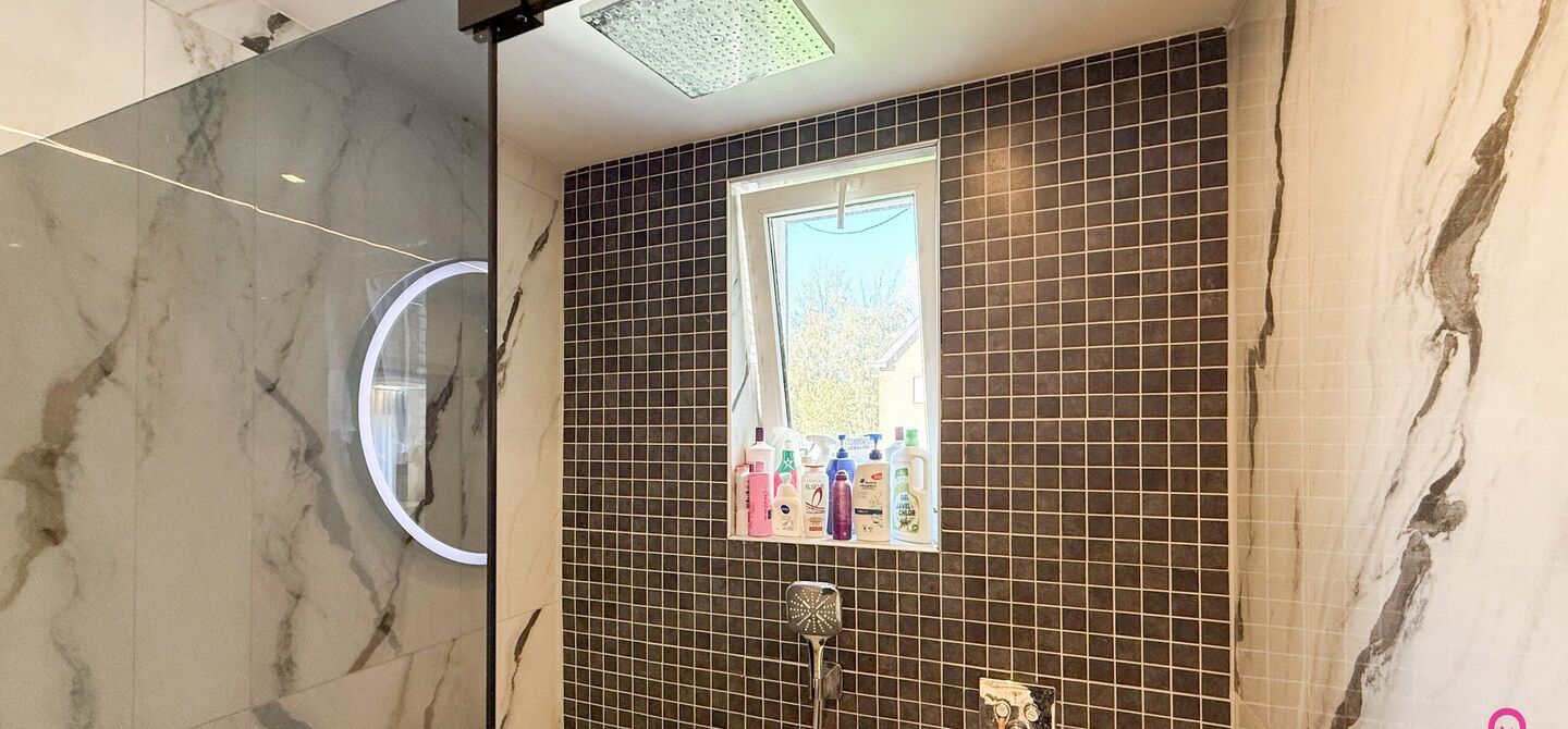 Bij ImmoFusion 7/7 “open huis”: klik op onze 3D-TOUR.
Ervaar vastgoed alsof je er zelf doorloopt!

Ontdek deze indrukwekkende open bebouwing in de Tervantstraat 198 te Paal, een woning die in 2025 een volledige transformatie kreeg en vandaag bijna als