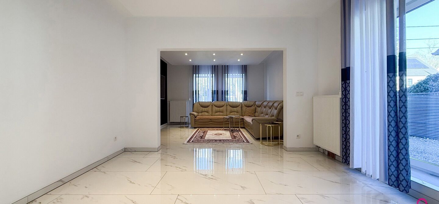 Bij ImmoFusion 7/7 “open huis”: klik op onze 3D-TOUR.
Ervaar vastgoed alsof je er zelf doorloopt!

Ontdek deze indrukwekkende open bebouwing in de Tervantstraat 198 te Paal, een woning die in 2025 een volledige transformatie kreeg en vandaag bijna als