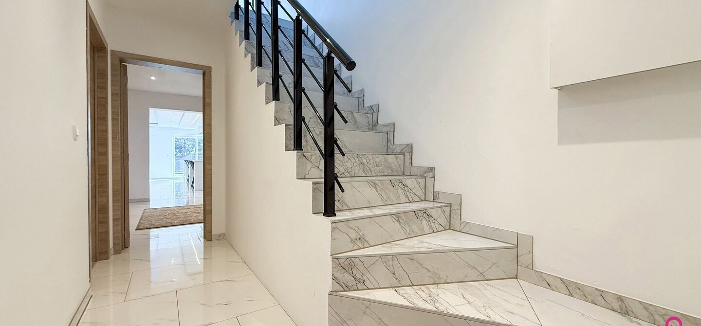 Bij ImmoFusion 7/7 “open huis”: klik op onze 3D-TOUR.
Ervaar vastgoed alsof je er zelf doorloopt!

Ontdek deze indrukwekkende open bebouwing in de Tervantstraat 198 te Paal, een woning die in 2025 een volledige transformatie kreeg en vandaag bijna als