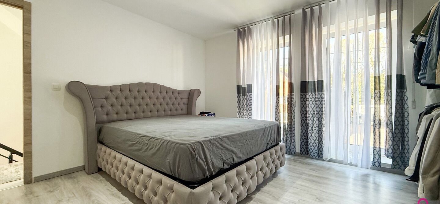 Bij ImmoFusion 7/7 “open huis”: klik op onze 3D-TOUR.
Ervaar vastgoed alsof je er zelf doorloopt!

Ontdek deze indrukwekkende open bebouwing in de Tervantstraat 198 te Paal, een woning die in 2025 een volledige transformatie kreeg en vandaag bijna als