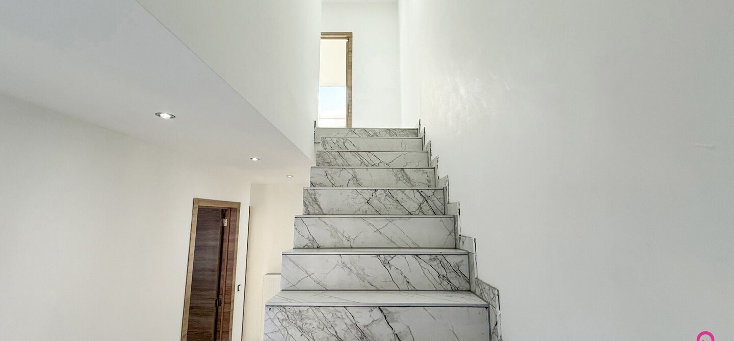 Bij ImmoFusion 7/7 “open huis”: klik op onze 3D-TOUR.
Ervaar vastgoed alsof je er zelf doorloopt!

Ontdek deze indrukwekkende open bebouwing in de Tervantstraat 198 te Paal, een woning die in 2025 een volledige transformatie kreeg en vandaag bijna als