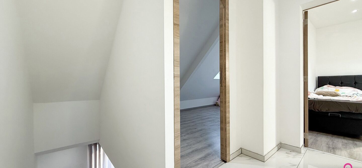 Bij ImmoFusion 7/7 “open huis”: klik op onze 3D-TOUR.
Ervaar vastgoed alsof je er zelf doorloopt!

Ontdek deze indrukwekkende open bebouwing in de Tervantstraat 198 te Paal, een woning die in 2025 een volledige transformatie kreeg en vandaag bijna als