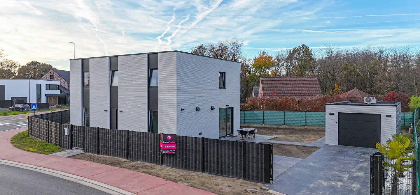 Bij ImmoFusion 7/7 “open huis”: klik op onze 3D-TOUR.
Ervaar vastgoed alsof je er zelf doorloopt!

Stap binnen in deze uitzonderlijk moderne nieuwbouwwoning (2024), ideaal gelegen als open bebouwing op een ruim hoekperceel van 528m² in Koersel. Deze 
