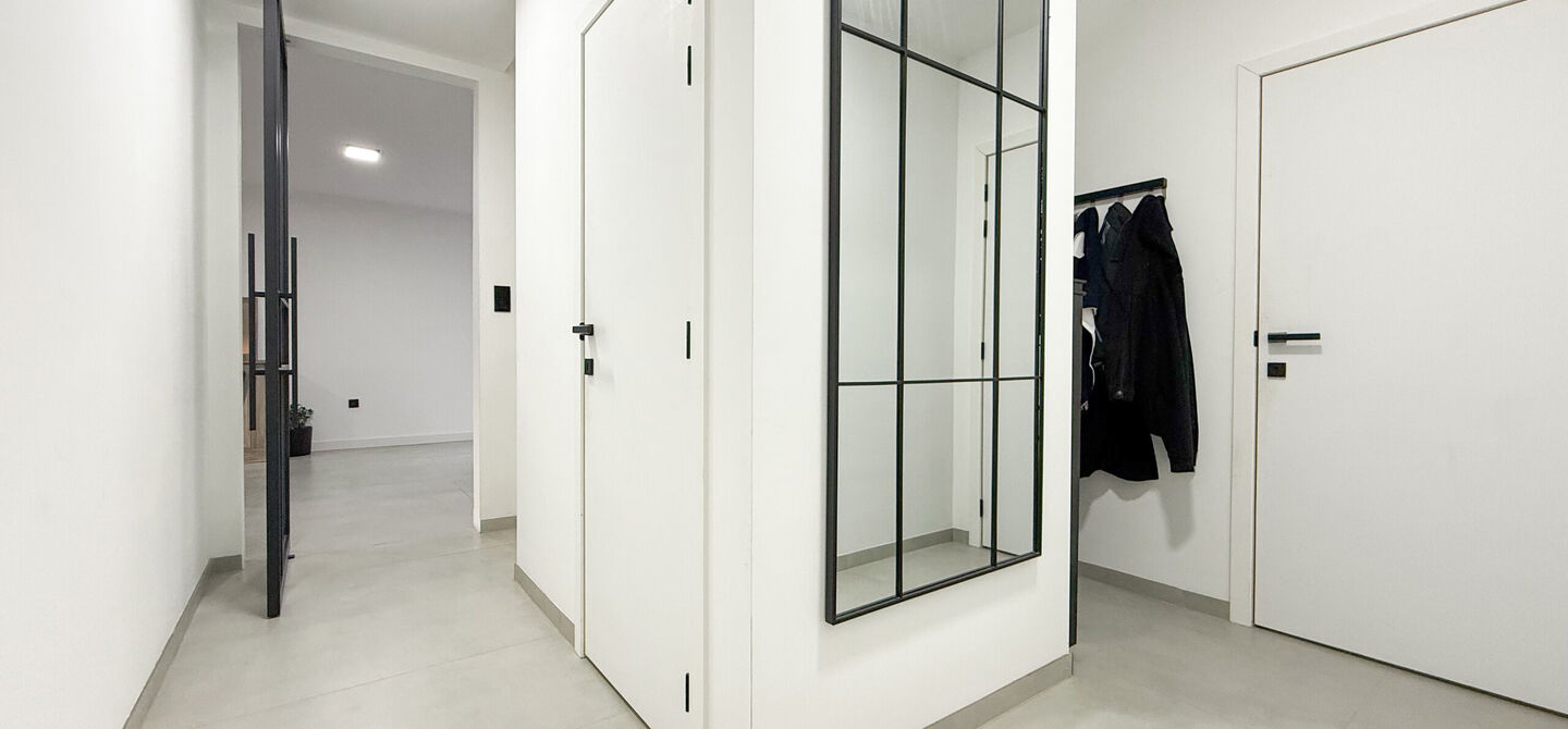 Bij ImmoFusion 7/7 “open huis”: klik op onze 3D-TOUR.
Ervaar vastgoed alsof je er zelf doorloopt!

Stap binnen in deze uitzonderlijk moderne nieuwbouwwoning (2024), ideaal gelegen als open bebouwing op een ruim hoekperceel van 528m² in Koersel. Deze 