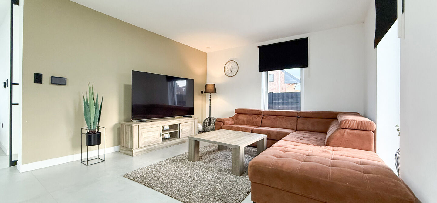 Bij ImmoFusion 7/7 “open huis”: klik op onze 3D-TOUR.
Ervaar vastgoed alsof je er zelf doorloopt!

Stap binnen in deze uitzonderlijk moderne nieuwbouwwoning (2024), ideaal gelegen als open bebouwing op een ruim hoekperceel van 528m² in Koersel. Deze 