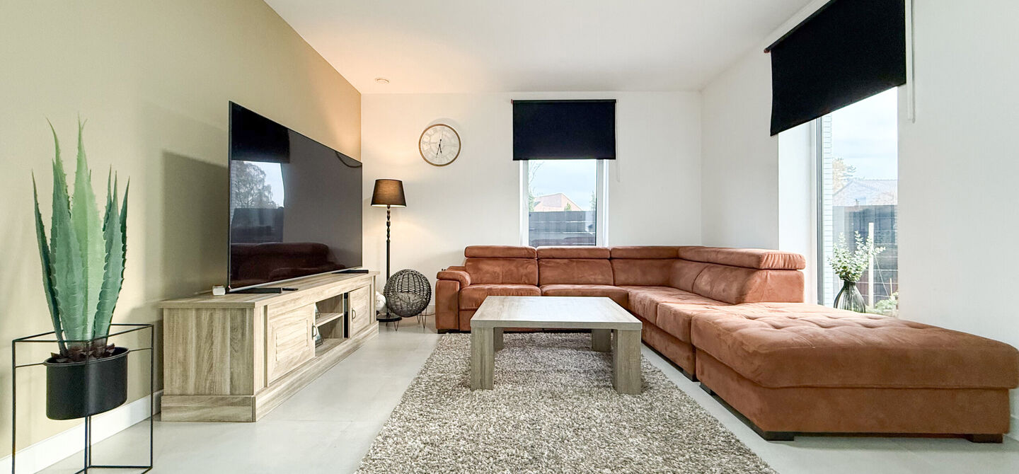 Bij ImmoFusion 7/7 “open huis”: klik op onze 3D-TOUR.
Ervaar vastgoed alsof je er zelf doorloopt!

Stap binnen in deze uitzonderlijk moderne nieuwbouwwoning (2024), ideaal gelegen als open bebouwing op een ruim hoekperceel van 528m² in Koersel. Deze 