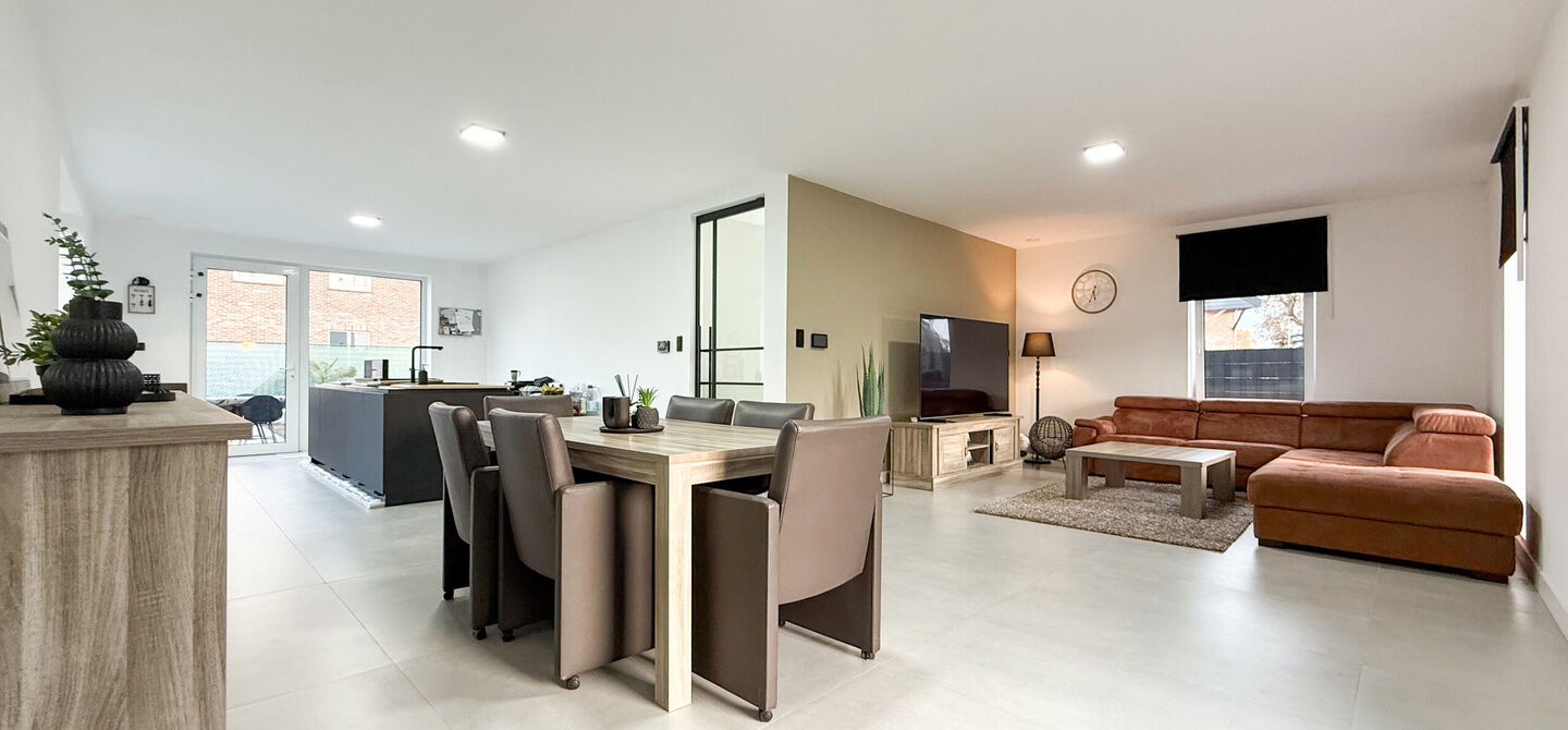 Bij ImmoFusion 7/7 “open huis”: klik op onze 3D-TOUR.
Ervaar vastgoed alsof je er zelf doorloopt!

Stap binnen in deze uitzonderlijk moderne nieuwbouwwoning (2024), ideaal gelegen als open bebouwing op een ruim hoekperceel van 528m² in Koersel. Deze 