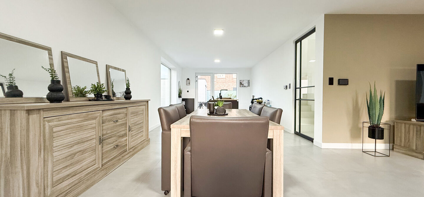 Bij ImmoFusion 7/7 “open huis”: klik op onze 3D-TOUR.
Ervaar vastgoed alsof je er zelf doorloopt!

Stap binnen in deze uitzonderlijk moderne nieuwbouwwoning (2024), ideaal gelegen als open bebouwing op een ruim hoekperceel van 528m² in Koersel. Deze 