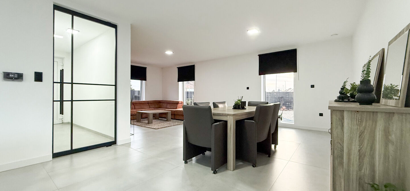 Bij ImmoFusion 7/7 “open huis”: klik op onze 3D-TOUR.
Ervaar vastgoed alsof je er zelf doorloopt!

Stap binnen in deze uitzonderlijk moderne nieuwbouwwoning (2024), ideaal gelegen als open bebouwing op een ruim hoekperceel van 528m² in Koersel. Deze 