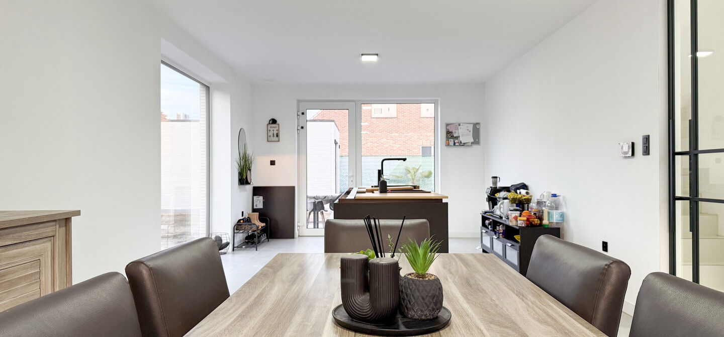 Bij ImmoFusion 7/7 “open huis”: klik op onze 3D-TOUR.
Ervaar vastgoed alsof je er zelf doorloopt!

Stap binnen in deze uitzonderlijk moderne nieuwbouwwoning (2024), ideaal gelegen als open bebouwing op een ruim hoekperceel van 528m² in Koersel. Deze 