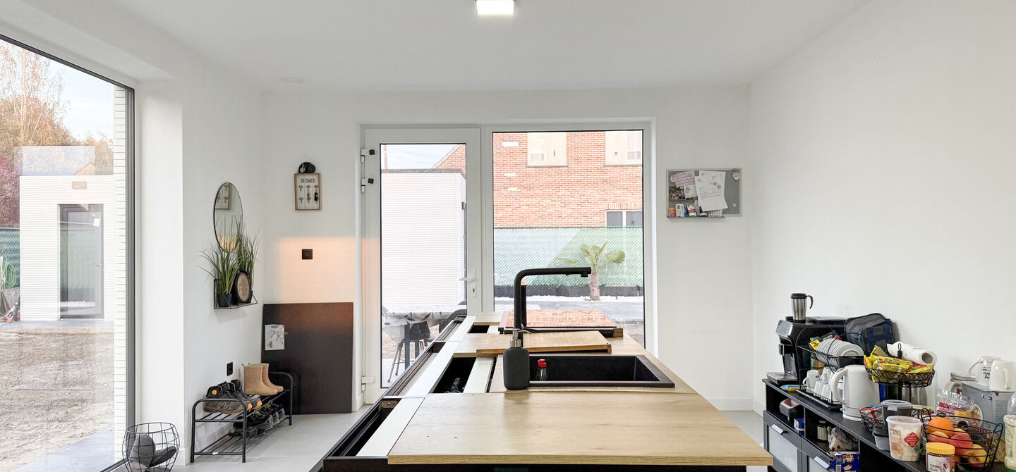 Bij ImmoFusion 7/7 “open huis”: klik op onze 3D-TOUR.
Ervaar vastgoed alsof je er zelf doorloopt!

Stap binnen in deze uitzonderlijk moderne nieuwbouwwoning (2024), ideaal gelegen als open bebouwing op een ruim hoekperceel van 528m² in Koersel. Deze 