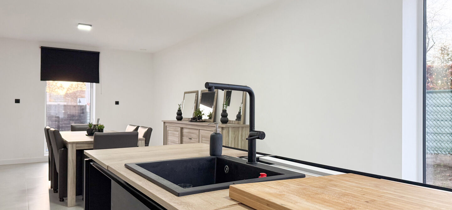 Bij ImmoFusion 7/7 “open huis”: klik op onze 3D-TOUR.
Ervaar vastgoed alsof je er zelf doorloopt!

Stap binnen in deze uitzonderlijk moderne nieuwbouwwoning (2024), ideaal gelegen als open bebouwing op een ruim hoekperceel van 528m² in Koersel. Deze 