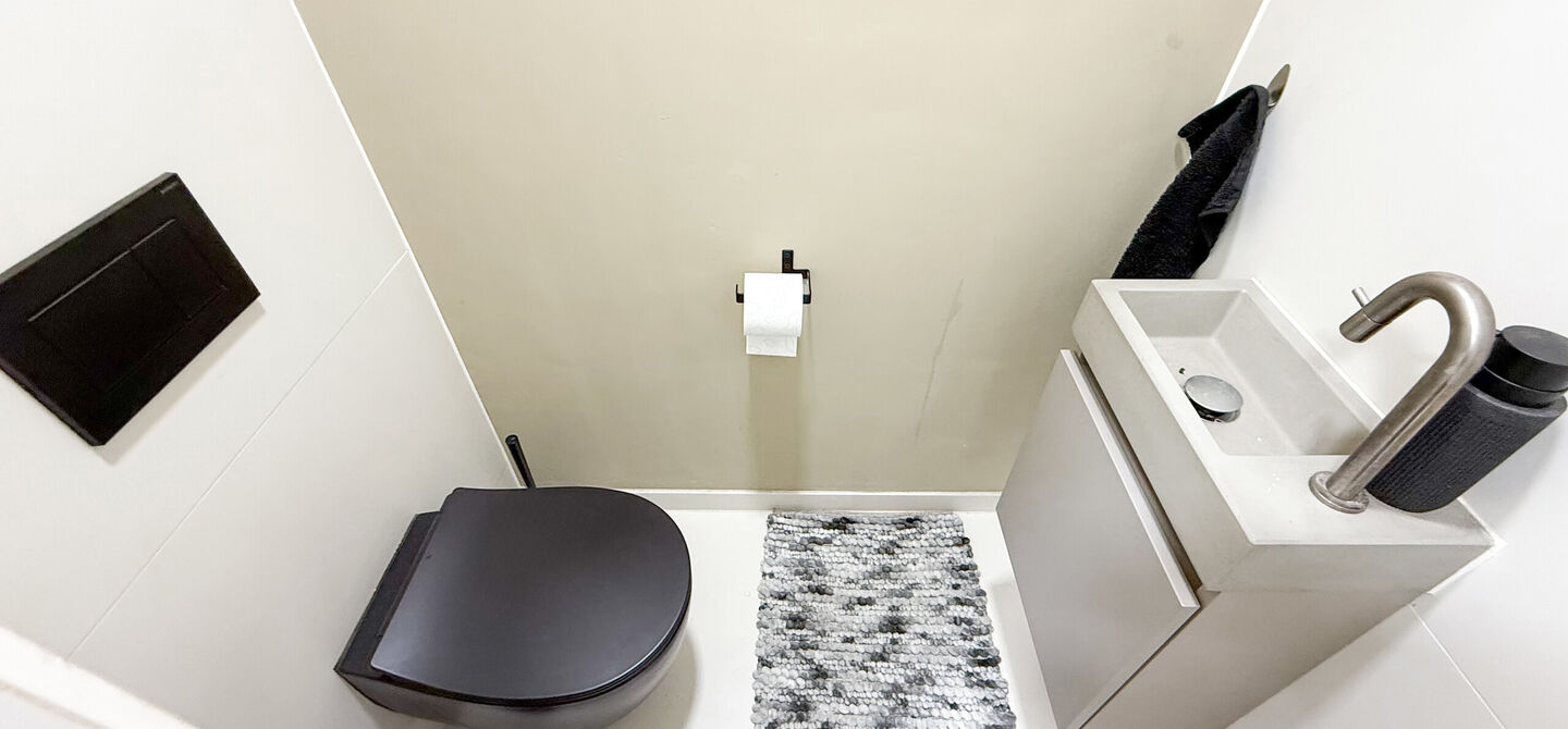 Bij ImmoFusion 7/7 “open huis”: klik op onze 3D-TOUR.
Ervaar vastgoed alsof je er zelf doorloopt!

Stap binnen in deze uitzonderlijk moderne nieuwbouwwoning (2024), ideaal gelegen als open bebouwing op een ruim hoekperceel van 528m² in Koersel. Deze 