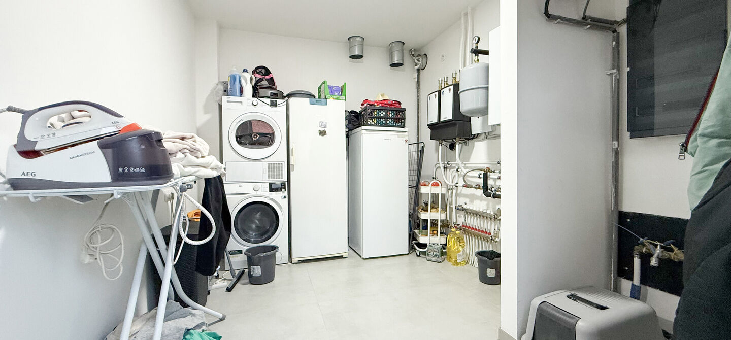 Bij ImmoFusion 7/7 “open huis”: klik op onze 3D-TOUR.
Ervaar vastgoed alsof je er zelf doorloopt!

Stap binnen in deze uitzonderlijk moderne nieuwbouwwoning (2024), ideaal gelegen als open bebouwing op een ruim hoekperceel van 528m² in Koersel. Deze 