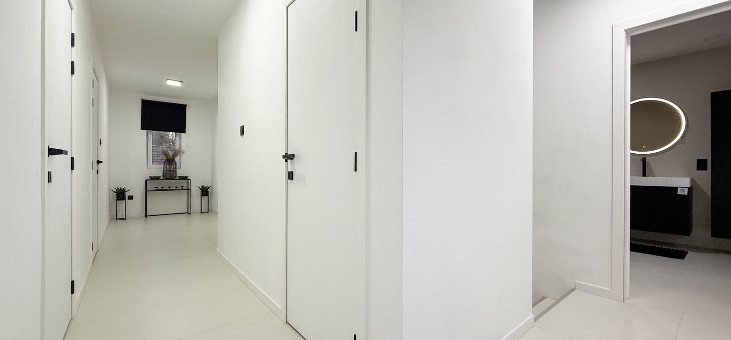 Bij ImmoFusion 7/7 “open huis”: klik op onze 3D-TOUR.
Ervaar vastgoed alsof je er zelf doorloopt!

Stap binnen in deze uitzonderlijk moderne nieuwbouwwoning (2024), ideaal gelegen als open bebouwing op een ruim hoekperceel van 528m² in Koersel. Deze 