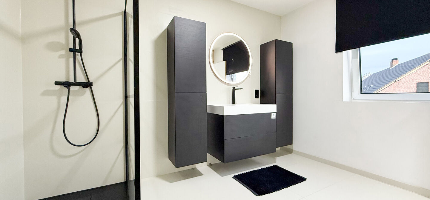 Bij ImmoFusion 7/7 “open huis”: klik op onze 3D-TOUR.
Ervaar vastgoed alsof je er zelf doorloopt!

Stap binnen in deze uitzonderlijk moderne nieuwbouwwoning (2024), ideaal gelegen als open bebouwing op een ruim hoekperceel van 528m² in Koersel. Deze 