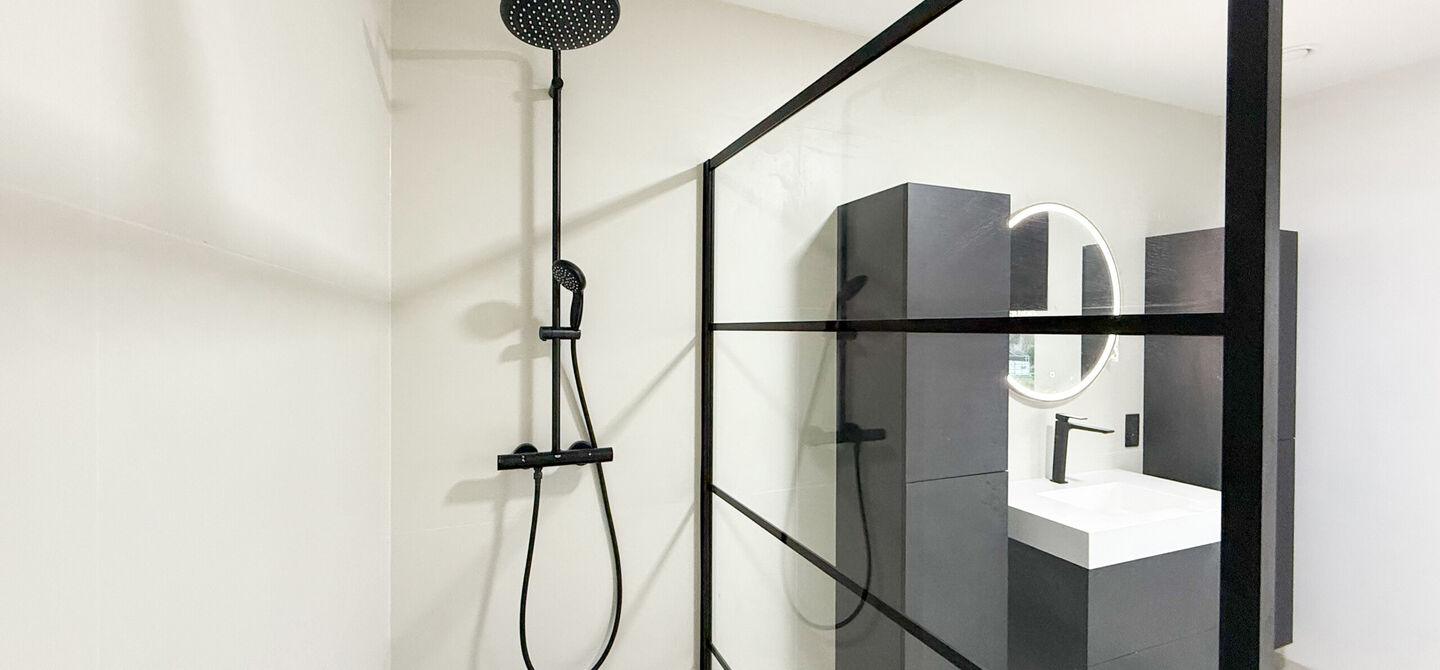 Bij ImmoFusion 7/7 “open huis”: klik op onze 3D-TOUR.
Ervaar vastgoed alsof je er zelf doorloopt!

Stap binnen in deze uitzonderlijk moderne nieuwbouwwoning (2024), ideaal gelegen als open bebouwing op een ruim hoekperceel van 528m² in Koersel. Deze 