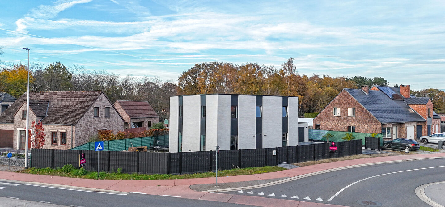 Bij ImmoFusion 7/7 “open huis”: klik op onze 3D-TOUR.
Ervaar vastgoed alsof je er zelf doorloopt!

Stap binnen in deze uitzonderlijk moderne nieuwbouwwoning (2024), ideaal gelegen als open bebouwing op een ruim hoekperceel van 528m² in Koersel. Deze 