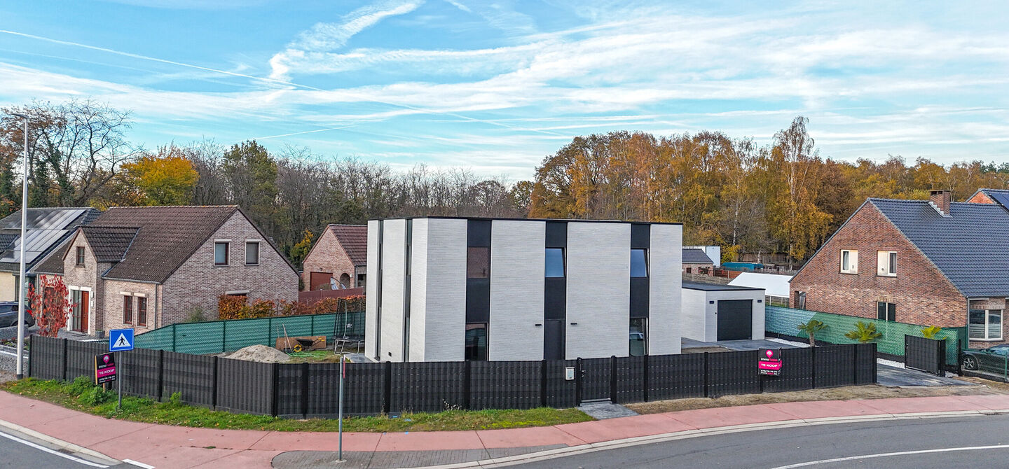 Bij ImmoFusion 7/7 “open huis”: klik op onze 3D-TOUR.
Ervaar vastgoed alsof je er zelf doorloopt!

Stap binnen in deze uitzonderlijk moderne nieuwbouwwoning (2024), ideaal gelegen als open bebouwing op een ruim hoekperceel van 528m² in Koersel. Deze 
