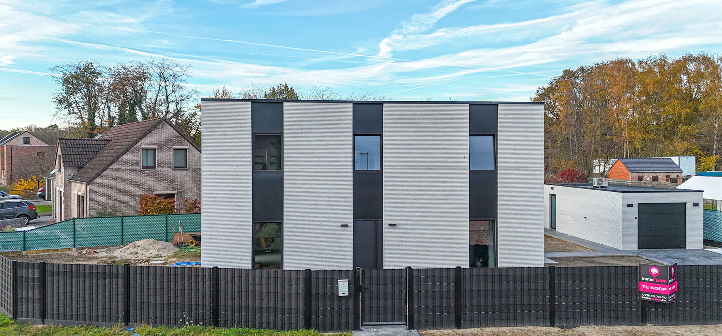 Bij ImmoFusion 7/7 “open huis”: klik op onze 3D-TOUR.
Ervaar vastgoed alsof je er zelf doorloopt!

Stap binnen in deze uitzonderlijk moderne nieuwbouwwoning (2024), ideaal gelegen als open bebouwing op een ruim hoekperceel van 528m² in Koersel. Deze 