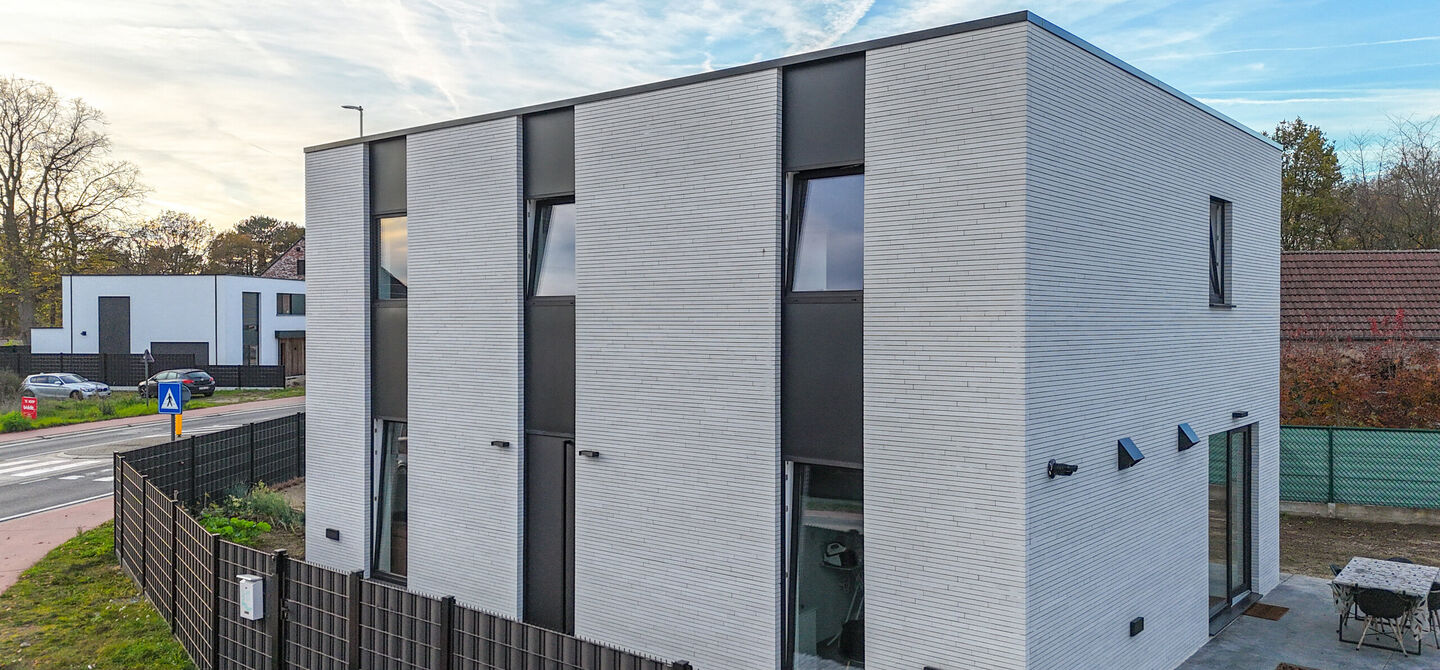 Bij ImmoFusion 7/7 “open huis”: klik op onze 3D-TOUR.
Ervaar vastgoed alsof je er zelf doorloopt!

Stap binnen in deze uitzonderlijk moderne nieuwbouwwoning (2024), ideaal gelegen als open bebouwing op een ruim hoekperceel van 528m² in Koersel. Deze 
