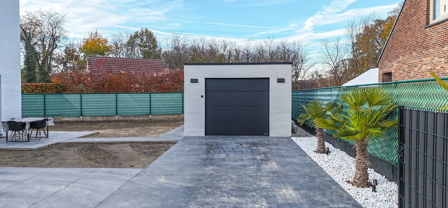 Bij ImmoFusion 7/7 “open huis”: klik op onze 3D-TOUR.
Ervaar vastgoed alsof je er zelf doorloopt!

Stap binnen in deze uitzonderlijk moderne nieuwbouwwoning (2024), ideaal gelegen als open bebouwing op een ruim hoekperceel van 528m² in Koersel. Deze 