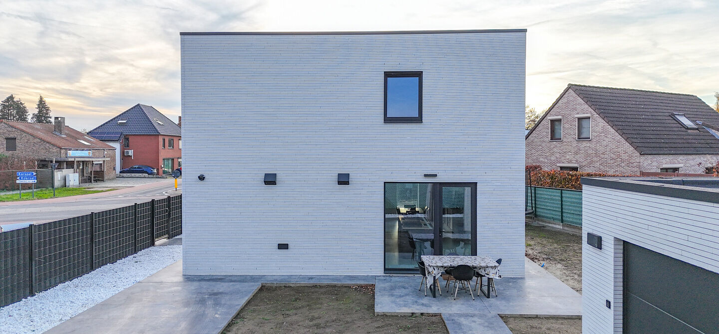 Bij ImmoFusion 7/7 “open huis”: klik op onze 3D-TOUR.
Ervaar vastgoed alsof je er zelf doorloopt!

Stap binnen in deze uitzonderlijk moderne nieuwbouwwoning (2024), ideaal gelegen als open bebouwing op een ruim hoekperceel van 528m² in Koersel. Deze 