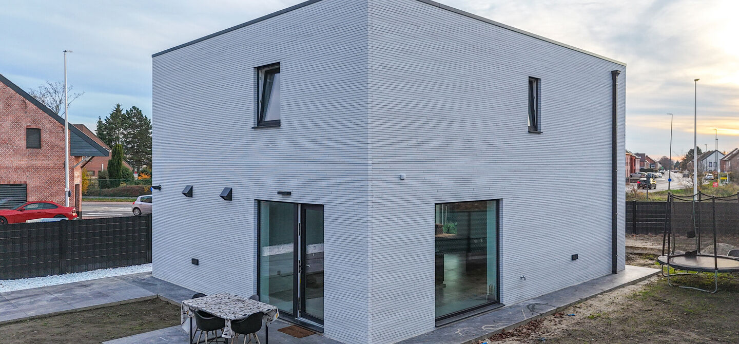 Bij ImmoFusion 7/7 “open huis”: klik op onze 3D-TOUR.
Ervaar vastgoed alsof je er zelf doorloopt!

Stap binnen in deze uitzonderlijk moderne nieuwbouwwoning (2024), ideaal gelegen als open bebouwing op een ruim hoekperceel van 528m² in Koersel. Deze 