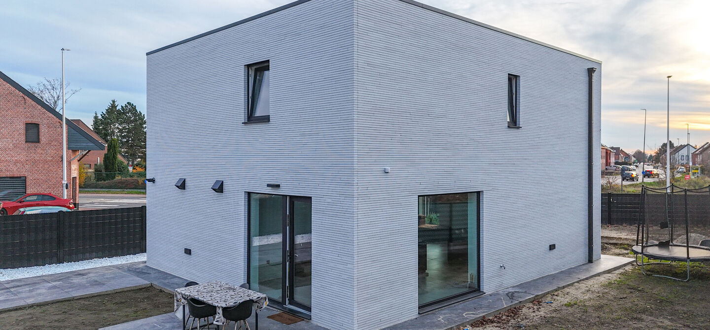 Bij ImmoFusion 7/7 “open huis”: klik op onze 3D-TOUR.
Ervaar vastgoed alsof je er zelf doorloopt!

Stap binnen in deze uitzonderlijk moderne nieuwbouwwoning (2024), ideaal gelegen als open bebouwing op een ruim hoekperceel van 528m² in Koersel. Deze 