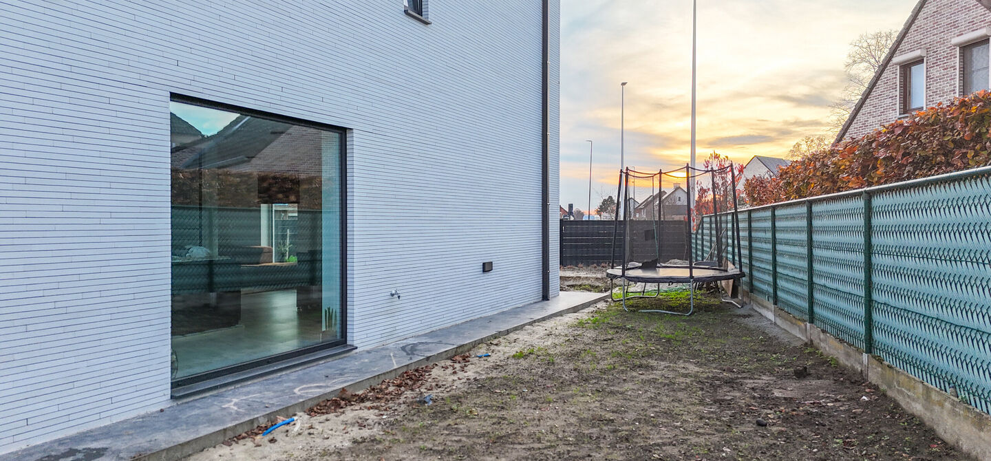 Bij ImmoFusion 7/7 “open huis”: klik op onze 3D-TOUR.
Ervaar vastgoed alsof je er zelf doorloopt!

Stap binnen in deze uitzonderlijk moderne nieuwbouwwoning (2024), ideaal gelegen als open bebouwing op een ruim hoekperceel van 528m² in Koersel. Deze 