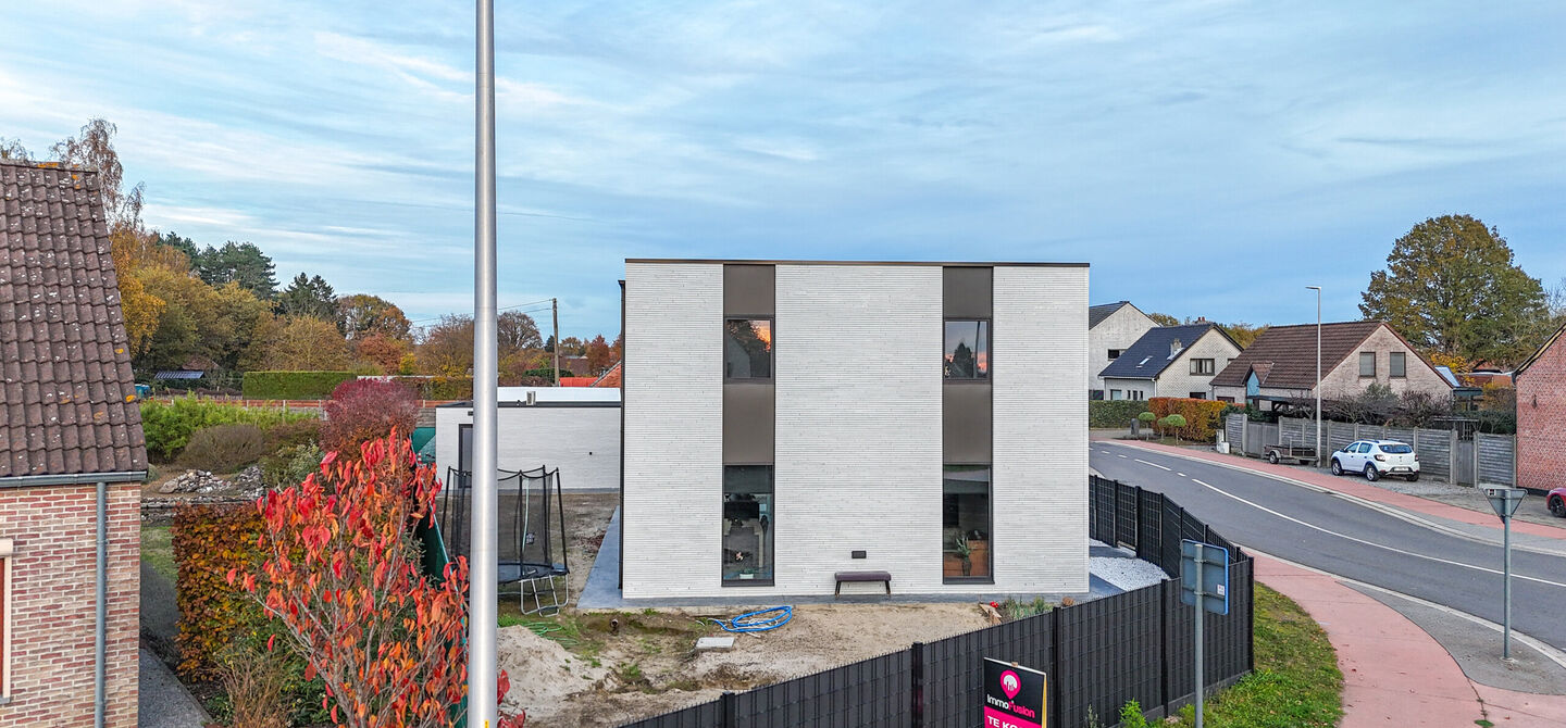 Bij ImmoFusion 7/7 “open huis”: klik op onze 3D-TOUR.
Ervaar vastgoed alsof je er zelf doorloopt!

Stap binnen in deze uitzonderlijk moderne nieuwbouwwoning (2024), ideaal gelegen als open bebouwing op een ruim hoekperceel van 528m² in Koersel. Deze 